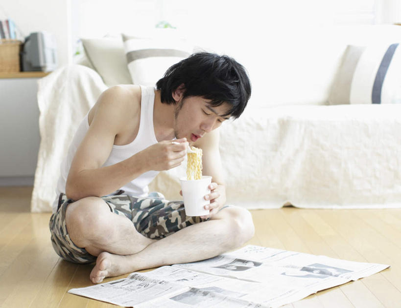 面食,面条,东方人,一个人,客厅,坐,吃,盘腿,横图,室内,白天,正面,阅读,地板,靠垫,沙发,报纸,杯子,餐具,亚洲,仅一个男性,仅一个人,握,学习,服装,背心,叉子,面,靠枕,地面,拿,拿着,注视,黄种人,光脚,拉面,木地板,仅一个年轻男性,衣服,纸制品,垫子,枕头,低头,观察,看,赤脚,浏览,握着,服饰,观看,纸杯,察看,起居室,衣着,穿着,关注,杯面,布艺沙发,餐叉,日本拉面,衣饰,客堂,男人,男性,年轻男性,亚洲人,进餐用具,嚼,盘腿而坐,盘膝,盘着腿的,盘着腿坐,食,双腿交叉,坐着,彩图,全身,日本杯面