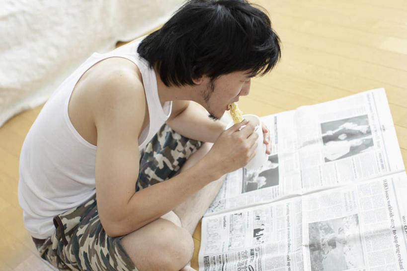 面食,面条,东方人,一个人,客厅,坐,吃,盘腿,横图,俯视,室内,白天,阅读,地板,靠垫,沙发,报纸,杯子,餐具,亚洲,仅一个男性,仅一个人,握,学习,服装,背心,叉子,面,靠枕,地面,拿,拿着,注视,黄种人,光脚,拉面,木地板,仅一个年轻男性,衣服,纸制品,垫子,枕头,低头,观察,看,赤脚,浏览,握着,服饰,观看,纸杯,察看,起居室,衣着,穿着,关注,杯面,布艺沙发,餐叉,日本拉面,衣饰,客堂,男人,男性,年轻男性,亚洲人,进餐用具,嚼,盘腿而坐,盘膝,盘着腿的,盘着腿坐,食,双腿交叉,坐着,半身,彩图,高角度拍摄,日本杯面