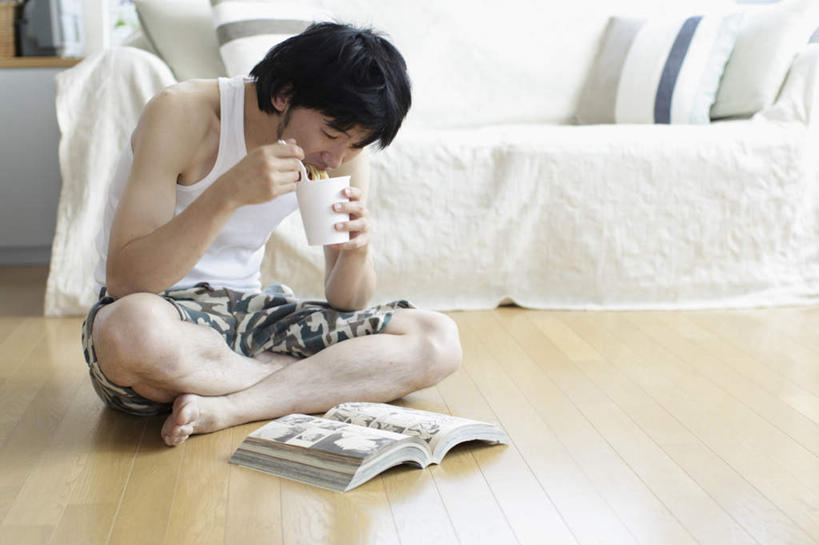 面食,面条,东方人,一个人,客厅,坐,吃,盘腿,横图,室内,白天,正面,阅读,地板,靠垫,沙发,报纸,杯子,餐具,亚洲,仅一个男性,仅一个人,握,学习,服装,背心,叉子,面,靠枕,地面,拿,拿着,注视,黄种人,光脚,拉面,木地板,仅一个年轻男性,衣服,纸制品,垫子,枕头,低头,观察,看,赤脚,浏览,握着,服饰,观看,纸杯,察看,起居室,衣着,穿着,关注,杯面,布艺沙发,餐叉,日本拉面,衣饰,客堂,男人,男性,年轻男性,亚洲人,进餐用具,嚼,盘腿而坐,盘膝,盘着腿的,盘着腿坐,食,双腿交叉,坐着,彩图,全身,日本杯面