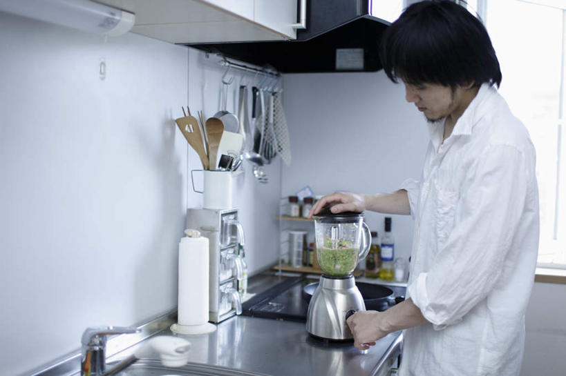 东方人,一个人,站,横图,室内,白天,侧面,烹饪,厨房,桌面,桌子,厨具,亚洲,仅一个男性,仅一个人,握,服装,电器,工具,收纳盒,饮品,锅铲,注视,休闲装,黄种人,设备,蔬菜汁,榨汁机,盒子,饮料,仅一个年轻男性,衣服,容器,低头,观察,搅拌,看,站着,休闲,休闲服,搭,握着,服饰,观看,储藏,察看,研磨,切割,家电,家用电器,储存,搭着,关注,可口,榨汁,烹饪用具,适口,男人,男性,年轻男性,亚洲人,烹调用具,烹调,站立,半身,彩图,灶间,厨房料理台,古董盒,贮存,料理台