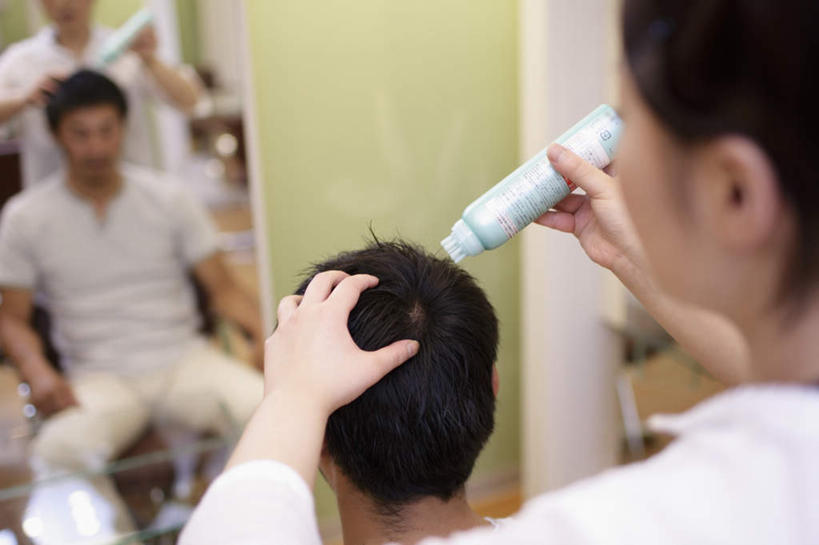 东方人,两个人,理发师,商店,站,坐,横图,俯视,室内,白天,镜子,椅子,亚洲,握,服装,朦胧,模糊,拿,梳子,拿着,休闲装,黄种人,商铺,衣服,日用品,站着,休闲,休闲服,握着,服饰,理发店,镜像,镜面,美发店,美容店,美发用品,市肆,商号,男人,男性,年轻男性,年轻女性,女人,女性,亚洲人,发型师,理发员,美发师,站立,坐着,半身,彩图,高角度拍摄,店铺,剪发椅,理发椅,美发椅,液压椅,油压椅