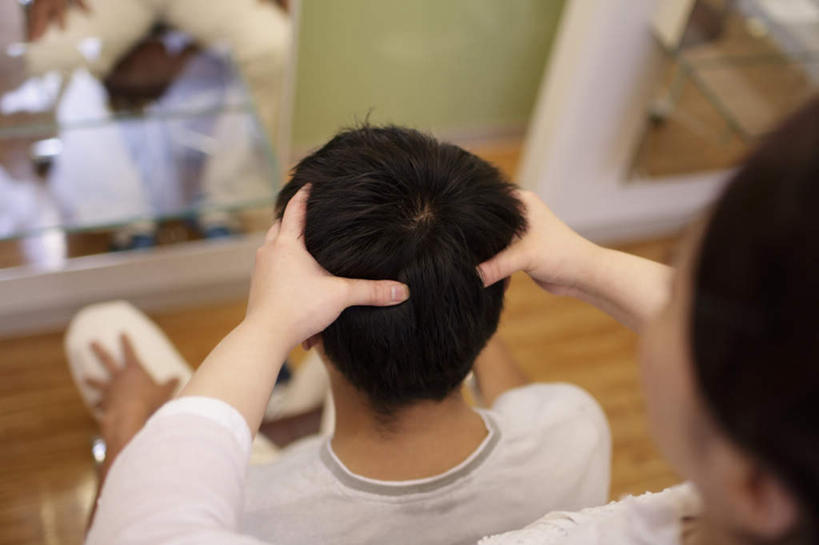 东方人,两个人,理发师,商店,站,坐,横图,俯视,室内,白天,按摩,镜子,椅子,亚洲,服装,朦胧,模糊,休闲装,黄种人,商铺,衣服,站着,享受,休闲,健康,休闲服,保健,服饰,理发店,镜像,镜面,美发店,美容店,指压,市肆,商号,男人,男性,年轻男性,年轻女性,女人,女性,亚洲人,发型师,理发员,美发师,站立,坐着,半身,彩图,高角度拍摄,推拿,店铺,剪发椅,理发椅,美发椅,液压椅,油压椅