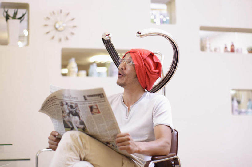 东方人,一个人,商店,坐,笑,微笑,露齿笑,横图,室内,白天,正面,阅读,机器,报纸,亚洲,仅一个男性,仅一个人,握,学习,服装,纺织物,工具,墙,拿,拿着,注视,休闲装,黄种人,商铺,墙壁,墙面,仅一个年轻男性,衣服,白色,毛巾,观察,看,清洁,休闲,休闲服,浏览,握着,服饰,观看,理发店,保暖,发廊,察看,关注,美发店,蒸汽机,透气,美容店,防水,美发工具,市肆,商号,喷雾机,储水,耐磨,吸水,加速器,男人,男性,年轻男性,亚洲人,抬头,仰头,坐着,半身,彩图,店铺,焗油机