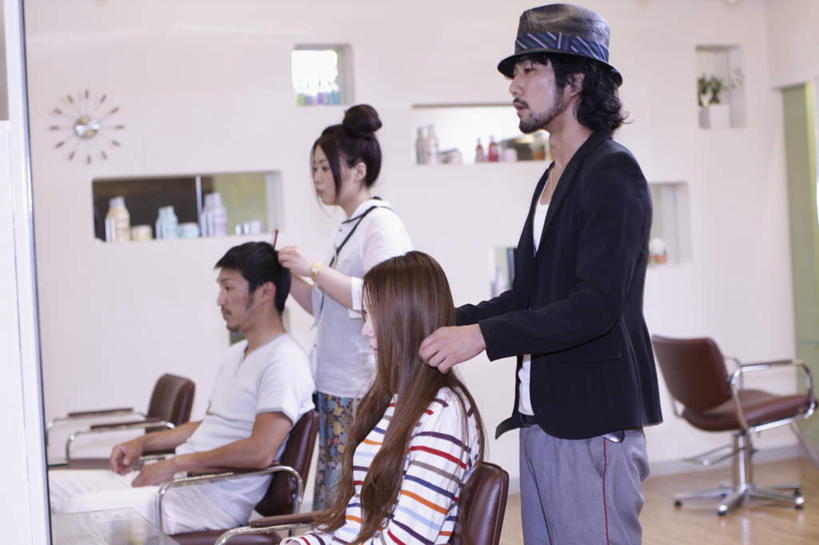 东方人,四个人,理发师,商店,站,坐,横图,室内,白天,侧面,窗户,帽子,椅子,亚洲,服装,墙,注视,休闲装,礼帽,黄种人,商铺,顾客,玻璃窗,墙壁,墙面,衣服,白色,观察,看,站着,休闲,休闲服,服饰,观看,理发店,察看,打理,关注,美发店,美容店,市肆,商号,主顾,男人,男性,年轻男性,年轻女性,女人,女性,亚洲人,发型师,理发员,美发师,站立,坐着,半身,彩图,店铺,剪发椅,理发椅,美发椅,液压椅,油压椅