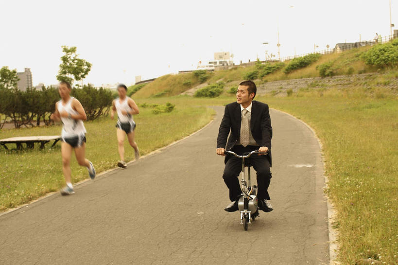 东方人,三个人,商务人士,商务男性,坐,跑,横图,室外,白天,正面,衬衫,运动服,锻炼,运动,草地,草坪,植物,道路,路,公路,亚洲,一辆,行人,握,套装,服装,电动车,领带,交通,注视,黄种人,路人,车,电瓶车,草,树,树木,衣服,绿色,自然,交通工具,观察,驾驶,看,行驶,握着,服饰,生长,成长,观看,操纵,控制,察看,象征,衣着,庄重,穿着,关注,载具,商务装,身份,工薪阶层,操控,正式,地位,把持,衣饰,过客,体育,男人,男性,年轻男性,亚洲人,白领,上班族,马路,跑步,坐着,彩图,全身,衬衣,健身,运动装