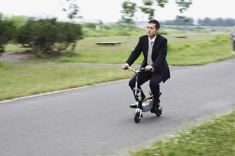 东方人,一个人,商务人士,商务男性,坐,横图,室外,白天,正面,衬衫,草地,草坪,植物,亚洲,仅一个男性,仅一个人,一辆,握,套装,朦胧,模糊,电动车,领带,注视,黄种人,车,电瓶车,草,树,树木,仅一个年轻男性,绿色,自然,交通工具,观察,驾驶,看,行驶,握着,生长,成长,观看,操纵,控制,察看,象征,庄重,关注,载具,商务装,身份,工薪阶层,操控,正式,地位,把持,男人,男性,年轻男性,亚洲人,白领,上班族,坐着,彩图,全身,衬衣