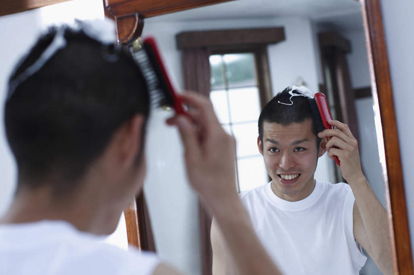 东方人,一个人,站,笑,微笑,露齿笑,横图,室内,白天,美发,镜子,卫生间,浴室,亚洲,仅一个男性,仅一个人,握,阴影,服装,朦胧,模糊,反射,影子,拿,梳子,拿着,注视,休闲装,黄种人,仅一个年轻男性,背面,衣服,白色,日用品,观察,看,站着,享受,休闲,休闲服,放松,握着,服饰,观看,镜像,察看,镜面,摩丝,关注,塑形,美发用品,男人,男性,年轻男性,亚洲人,淋浴房,站立,半身,彩图,冲凉房,沐浴间,沐浴室,喷发定形剂