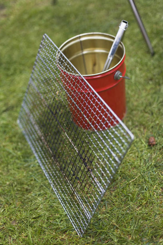 无人,竖图,俯视,室外,白天,草地,草坪,植物,金属制品,金属,铁桶,桶,草,一个,红色,绿色,夹子,容器,单个,储藏,储存,食品夹,食物夹,面包夹,意粉夹,彩图,高角度拍摄,贮存