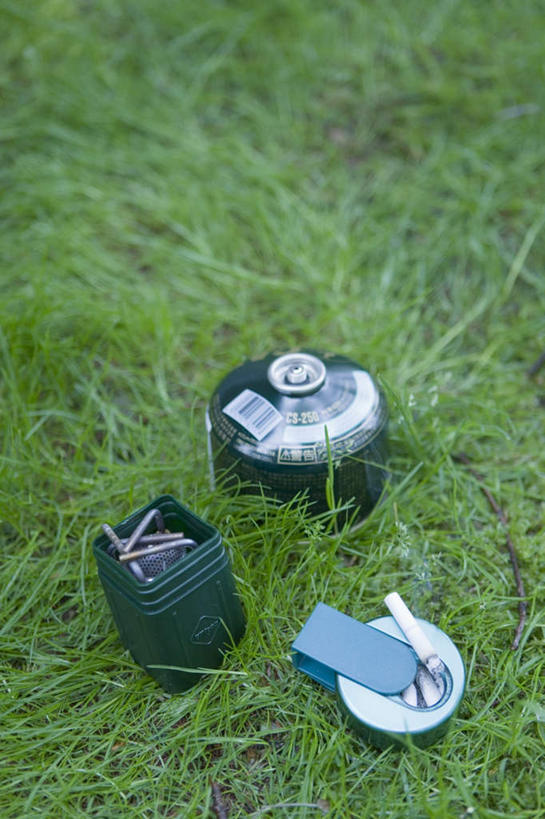 无人,竖图,俯视,室外,特写,白天,草地,草坪,植物,香烟,金属制品,金属,草,绿色,烟,烟灰缸,烟碟,烟盅,卷烟,烟草,纸烟,烟缸,彩图,高角度拍摄