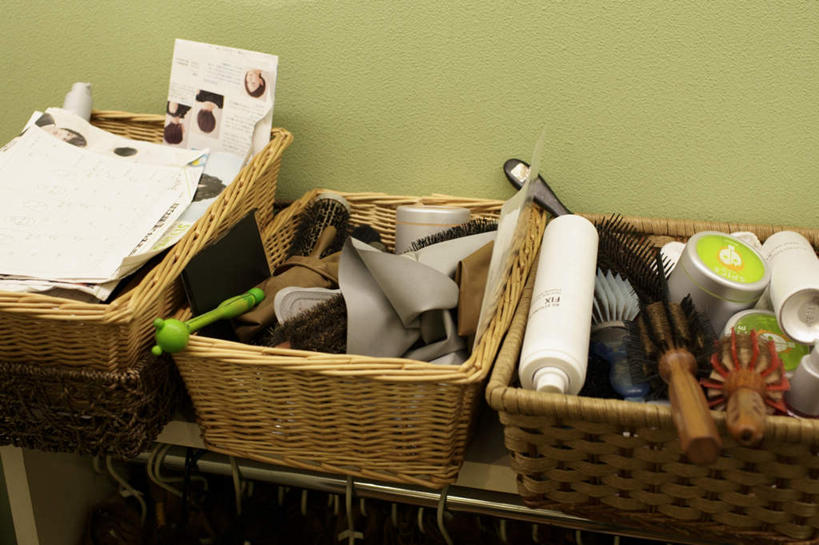 无人,商店,交叉,横图,室内,特写,白天,正面,美发,竹子,静物,一堆,一排,许多,堆叠,堆积,竹制,整齐,编织,材料,档案,罐子,篮子,文件,纸,陶瓷,陶瓷制品,很多,凌乱,梳子,商铺,排列,三个,瓶子,手稿,竹篮,资料,日用品,享受,休闲,放松,理发店,竹条,堆,证明,交织,混乱,竹制品,队列,文档,塑形,美发店,发胶,美容店,美发用品,市肆,商号,穿插,纷乱,缭乱,庞杂,彩图,店铺,喷发定形剂