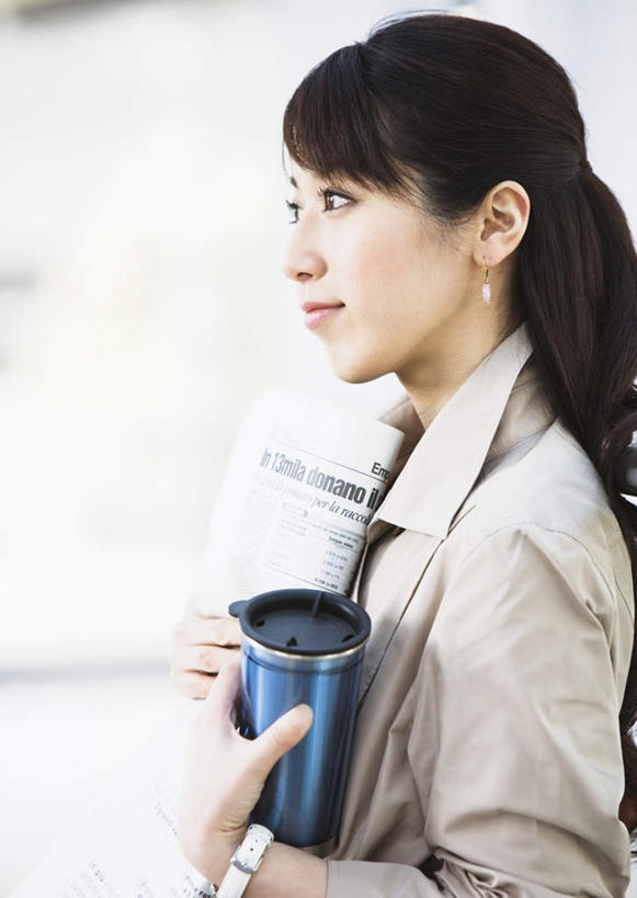 东方人,一个人,商务人士,商务女性,站,笑,微笑,竖图,室内,白天,侧面,阅读,报纸,杯子,亚洲,仅一个年轻女性,仅一个女性,仅一个人,握,学习,阴影,套装,朦胧,模糊,反射,影子,陶瓷,陶瓷制品,拿,拿着,注视,黄种人,一个,观察,看,站着,浏览,握着,单个,观看,察看,关注,保温杯,商务装,保温,工薪阶层,年轻女性,女人,女性,亚洲人,白领,上班族,站立,半身,彩图