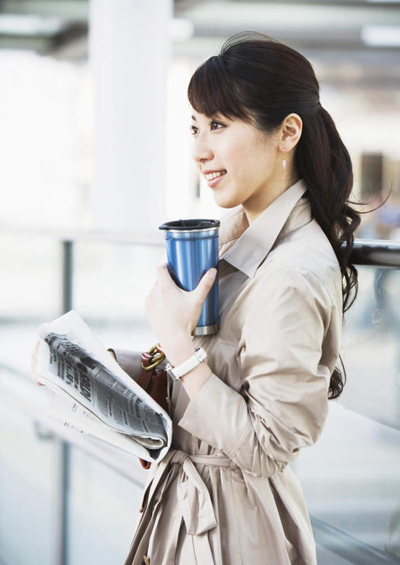 东方人,一个人,商务人士,商务女性,栏杆,站,笑,微笑,露齿笑,竖图,室内,白天,侧面,阅读,报纸,杯子,亚洲,仅一个年轻女性,仅一个女性,仅一个人,握,学习,阴影,套装,朦胧,模糊,反射,影子,陶瓷,围栏,陶瓷制品,拿,拿着,注视,黄种人,护栏,一个,观察,看,站着,浏览,握着,单个,观看,察看,关注,保温杯,商务装,保温,工薪阶层,年轻女性,女人,女性,亚洲人,白领,上班族,站立,半身,彩图