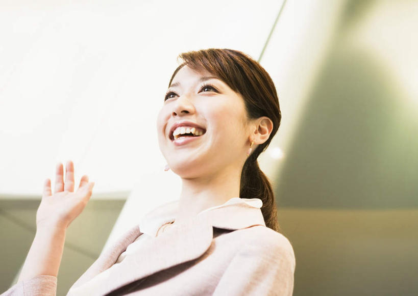 东方人,一个人,商务人士,商务女性,站,举,笑,微笑,露齿笑,横图,室内,白天,仰视,亚洲,仅一个年轻女性,仅一个女性,仅一个人,阴影,套装,反射,影子,墙,挥手,注视,黄种人,再见,墙壁,墙面,观察,看,手势,托,站着,招手,告别,观看,察看,关注,商务装,摆动,工薪阶层,离别,辞行,年轻女性,女人,女性,亚洲人,白领,上班族,举起,举手,举着,向上举,向上伸,向上托,站立,半身,彩图,低角度拍摄