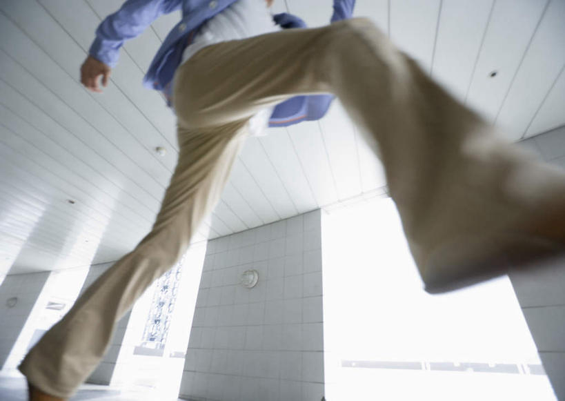 东方人,一个人,横图,室外,白天,仰视,天花板,亚洲,仅一个男性,仅一个人,奔驰,阴影,服装,反射,影子,柱子,墙,走道,走廊,过道,休闲装,黄种人,墙壁,墙面,仅一个年轻男性,衣服,奔跑,休闲,休闲服,服饰,张开双腿,展开双腿,男人,男性,年轻男性,亚洲人,半身,彩图,低角度拍摄,伸展双腿