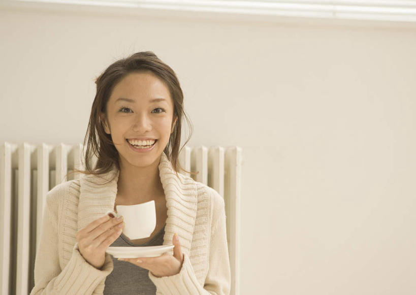 东方人,一个人,坐,笑,微笑,露齿笑,横图,室内,白天,正面,杯子,餐具,亚洲,仅一个年轻女性,仅一个女性,仅一个人,握,阴影,服装,反射,瓷器,电器,碟子,盘,影子,墙,咖啡杯,取暖器,陶瓷制品,注视,休闲装,黄种人,墙壁,墙面,一个,衣服,白色,盘子,碟,观察,看,休闲,温暖,休闲服,握着,服饰,单个,观看,保暖,察看,家电,家用电器,御寒,关注,瓷杯,年轻女性,女人,女性,亚洲人,坐着,半身,彩图