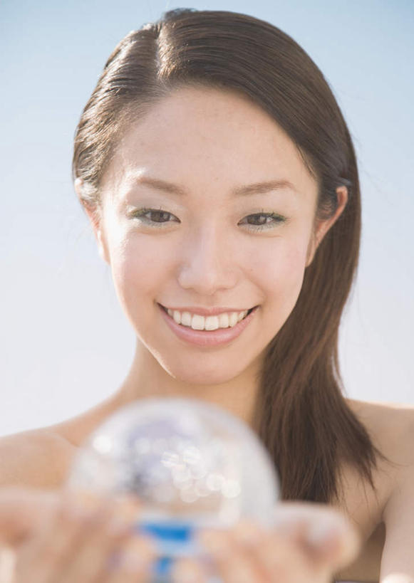 东方人,脸,头,脸颊,手,头发,一个人,捧,笑,微笑,露齿笑,竖图,室内,特写,白天,正面,游戏,玩具,亚洲,双手,仅一个年轻女性,仅一个女性,仅一个人,阴影,蓝色背景,朦胧,模糊,透明,反射,影子,玩,注视,黄种人,娱乐,肩膀,一个,黑色,玻璃球,观察,看,休闲,球体,手部,水晶球,益智,摄影,影棚,单个,观看,活动,察看,发泄,关注,消遣,智力,雪花玻璃球,宣泄,圣诞雪花球,年轻女性,女人,女性,亚洲人,头部,长发,直发,脸部,脸蛋,面部,端,端着,捧着,手捧,玩耍,嬉戏,半身,彩图,影棚拍摄,拍摄