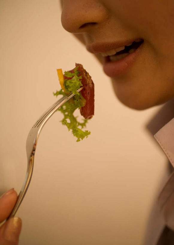 东方人,脸,头,脸颊,手,一个人,吃,竖图,室内,特写,白天,侧面,蔬菜,餐具,亚洲,仅一个年轻女性,仅一个女性,仅一个人,一把,握,阴影,服装,朦胧,模糊,新鲜,反射,叉子,影子,肉,鱼肉,食品,鲔鱼,休闲装,黄种人,金枪鱼,肉类,食物,衣服,休闲,手部,休闲服,握着,服饰,有机食品,绿色食品,单手,吞拿鱼,肉食,餐叉,年轻女性,女人,女性,亚洲人,头部,脸部,脸蛋,面部,进餐用具,嚼,食,半身,彩图