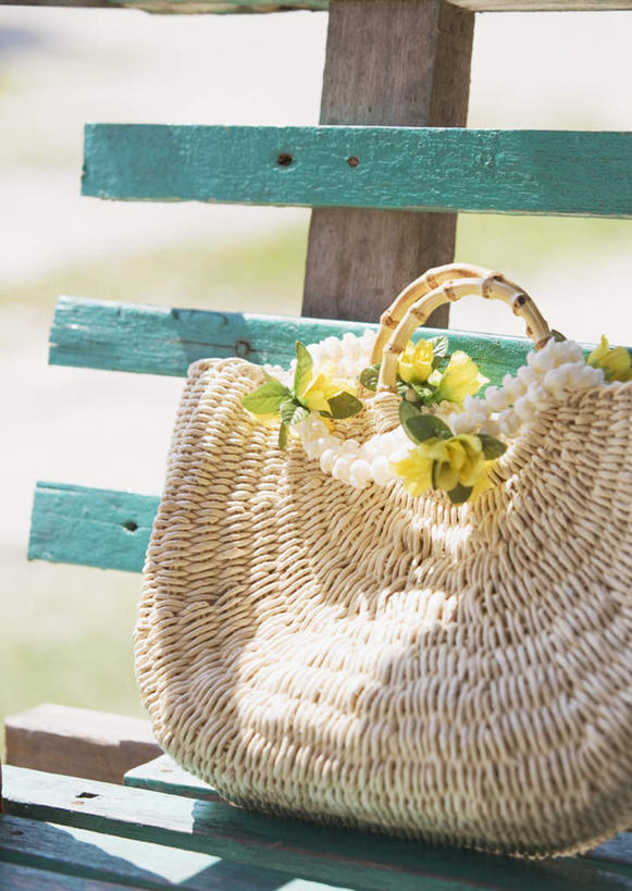 无人,竖图,室外,特写,白天,正面,旅游,度假,美景,叶子,椅子,阴影,朦胧,模糊,盛开,光线,包,影子,木椅,景观,绿叶,花蕾,娱乐,花,花瓣,花朵,鲜花,黄色,阳光,自然,花苞,花蕊,享受,休闲,嫩叶,景色,放松,单肩包,自然风光,叶,叶片,彩图,草编包