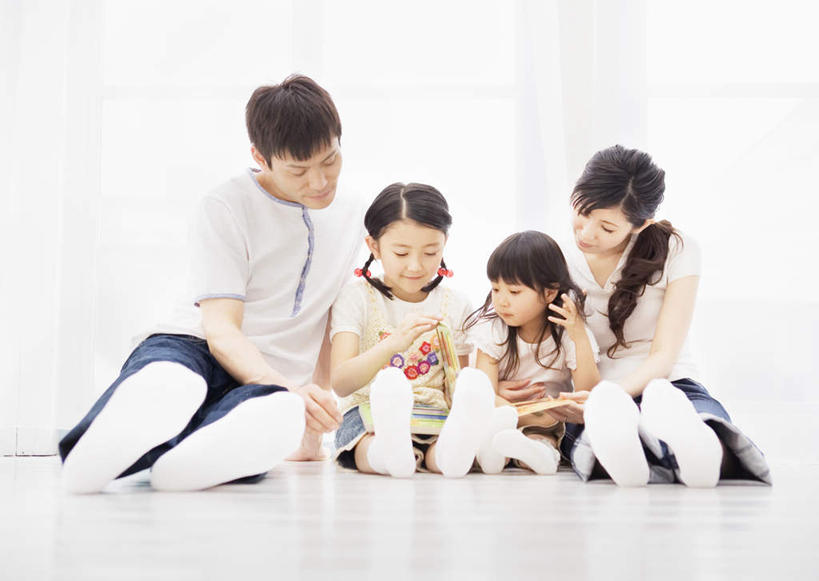 东方人,儿童,四个人,家庭,夫妻,母亲,父亲,女儿,坐,笑,微笑,露齿笑,横图,室内,白天,正面,爱情,纯洁,卧室,书籍,亚洲,一排,握,阴影,服装,整齐,反射,影子,地面,浪漫,拿,拿着,注视,休闲装,黄种人,排列,小孩,衣服,画册,观察,看,休闲,温暖,温馨,父女,母女,一家人,休闲服,恩爱,父爱,可爱,母爱,童年,童趣,握着,恋人,服饰,观看,和睦,察看,队列,关注,童真,烂漫,无邪,天真,男人,男性,年轻男性,年轻女性,女孩,女人,女性,亚洲人,孩子,年轻人,夫妇,情侣,书,图书,坐着,彩图,全身,睡房,卧房,伴侣,融洽,女生