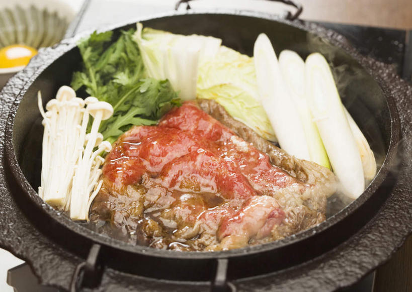 无人,横图,俯视,室内,特写,白天,烹饪,雾,蔬菜,厨具,许多,沸腾,朦胧,模糊,新鲜,蒸汽,炖锅,锅子,陶瓷,金针菇,菌菇,肉,日本料理,牛肉,料理,食品,陶瓷制品,水蒸气,菌类,锅,菜肴,美食,肉类,食物,日式料理,日式,食用菌,佳肴,有机食品,绿色食品,锅具,肉食,烹饪用具,蒸发,构菌,金菇,毛柄金钱菌,银针菇,智力菇,寿喜锅,烹调用具,烹调,彩图,高角度拍摄,牛肉火锅