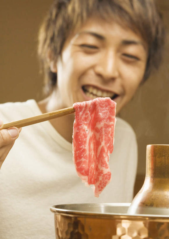 东方人,一个人,坐,笑,微笑,露齿笑,竖图,室内,白天,正面,烹饪,雾,筷子,餐具,亚洲,仅一个男性,仅一个人,一双,沸腾,服装,朦胧,模糊,蒸汽,肉,日本料理,牛肉,料理,食品,水蒸气,注视,休闲装,黄种人,文化,传统,菜肴,美食,肉类,食物,仅一个年轻男性,衣服,日式料理,观察,看,休闲,日式,休闲服,服饰,佳肴,观看,礼节,察看,关注,礼仪,肉食,蒸发,寿喜锅,男人,男性,年轻男性,亚洲人,进餐用具,坐着,半身,彩图,牛肉火锅