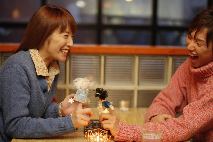 东方人,两个人,栏杆,坐,闭眼,笑,微笑,露齿笑,横图,室内,白天,侧面,毛衣,爱情,桌子,蜡烛,亚洲,服装,朦胧,模糊,围栏,浪漫,注视,休闲装,黄种人,护栏,衣服,观察,看,休闲,温暖,温馨,休闲服,恩爱,恋人,服饰,观看,和睦,察看,木偶,关注,咖啡店,线衫,咖啡屋,布袋木偶,木偶戏,掌上木偶,指头木偶,烛炬,毛线衣,绒线衣,男人,男性,年轻男性,年轻女性,女人,女性,亚洲人,情侣,闭眼睛,闭着眼,闭着眼睛,坐着,半身,彩图,绒衣,套衫,套头毛衣,线衣,咖啡馆,伴侣,融洽