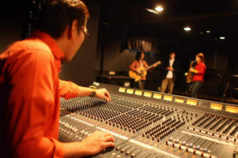 东方人,四个人,站,坐,横图,室内,白天,正面,零件,电路,亚洲,一排,许多,乐队,表演,关闭,握,阴影,服装,整齐,光线,眼镜,影子,灯光,电吉他,乐器,弦乐器,音乐,弹奏,演奏,注视,休闲装,黄种人,加工,队伍,开关,排列,衣服,按钮,打开,观察,看,站着,休闲,休闲服,握着,服饰,放大,观看,修饰,混合,察看,演出,播音,开启,队列,关注,广播,弹拨弦鸣乐器,调音台,分配,近视眼镜,奏乐,闭合,录影棚,上演,调音控制台,男人,男性,年轻男性,年轻女性,女人,女性,中年男性,亚洲人,站立,坐着,半身,彩图,弹拨弦乐器