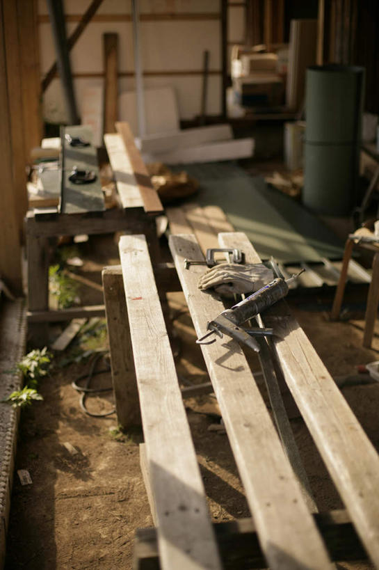 无人,工厂,竖图,俯视,室内,白天,车间,阴影,光线,工具,木材,影子,墙,墙壁,墙面,木柴,阳光,木料,锯子,切割,锯,彩图,高角度拍摄,制造厂,割