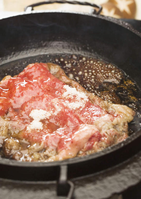 无人,竖图,俯视,室内,特写,白天,烹饪,厨具,炖锅,锅子,陶瓷,肉,日本料理,牛肉,料理,食品,陶瓷制品,锅,菜肴,美食,肉类,食物,日式料理,日式,佳肴,锅具,肉食,烹饪用具,寿喜锅,烹调用具,烹调,彩图,高角度拍摄,牛肉火锅