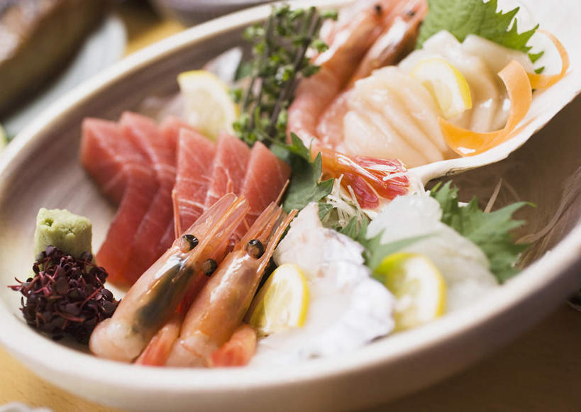 三文鱼,无人,横图,俯视,室内,特写,白天,烹饪,鲑鱼,餐具,阴影,朦胧,模糊,反射,碟子,盘,影子,陶瓷,虾,日本料理,料理,食品,陶瓷制品,鲔鱼,金枪鱼,菜肴,美食,食物,盘子,容器,碟,碗,日式料理,日式,佳肴,储藏,大马哈鱼,吞拿鱼,储存,斑节对虾,斑节虾,撒蒙鱼,萨门鱼,冰海之皇,鲑,马哈鱼,麻哈鱼,大麻哈鱼,日本对虾,竹节虾,三文鱼刺身,彩图,高角度拍摄,贮存,刺身