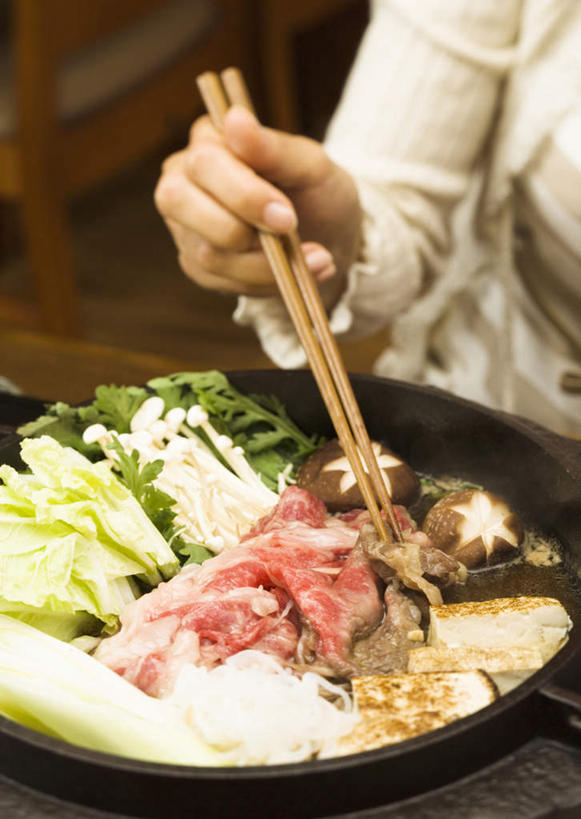 东方人,手,一个人,坐,竖图,俯视,室内,特写,白天,烹饪,餐桌,筷子,桌子,蔬菜,餐具,亚洲,仅一个年轻女性,仅一个女性,仅一个人,一双,握,服装,朦胧,模糊,新鲜,大白菜,菌菇,香菇,肉,日本料理,牛肉,料理,食品,拿,菌类,拿着,休闲装,黄种人,文化,传统,白菜,菜肴,美食,肉类,食物,衣服,日式料理,休闲,日式,手部,休闲服,食用菌,握着,服饰,佳肴,有机食品,绿色食品,餐台,单手,礼节,礼仪,肉食,寿喜锅,胶菜,镳菜,年轻女性,女人,女性,亚洲人,进餐用具,坐着,半身,彩图,高角度拍摄,牛肉火锅