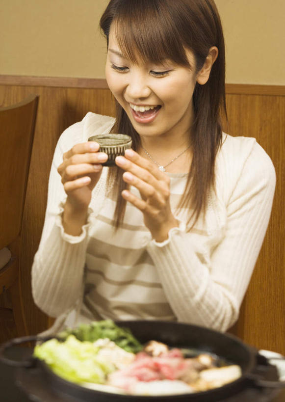 清酒,东方人,一个人,餐厅,坐,闭眼,笑,微笑,露齿笑,竖图,室内,白天,正面,烹饪,杯子,亚洲,仅一个年轻女性,仅一个女性,仅一个人,握,服装,朦胧,模糊,肉,日本料理,牛肉,料理,食品,酒类,拿,拿着,休闲装,黄种人,菜肴,美食,肉类,酒,食物,饮料,衣服,水杯,日式料理,休闲,日式,休闲服,握着,服饰,佳肴,肉食,寿喜锅,年轻女性,女人,女性,亚洲人,茶杯,闭眼睛,闭着眼,闭着眼睛,坐着,半身,彩图,餐馆,饭店,饭馆,牛肉火锅