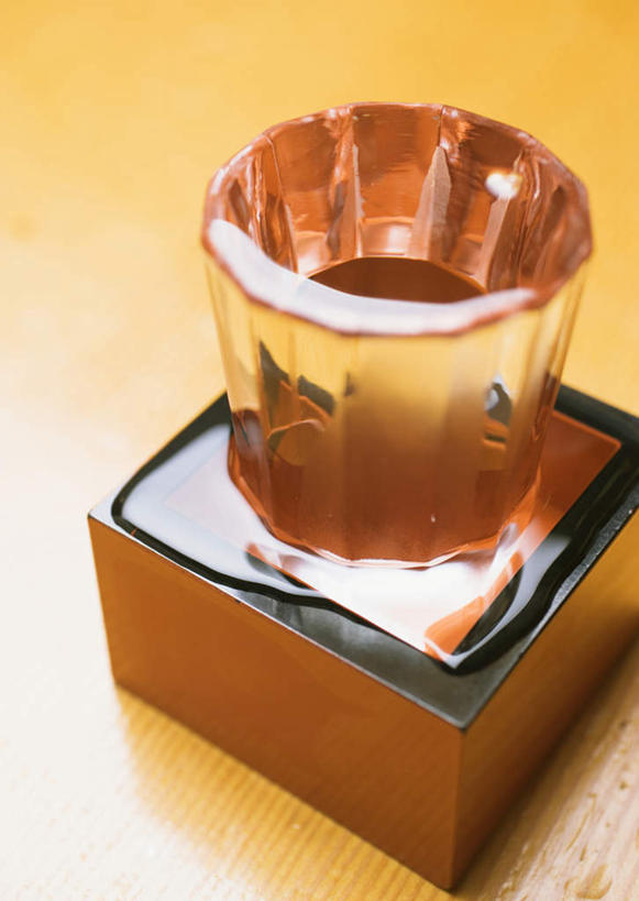 清酒,无人,竖图,俯视,室内,特写,白天,桌面,桌子,杯子,阴影,朦胧,模糊,反射,木制,影子,酒类,玻璃制品,酒,饮料,一个,木制品,水杯,单个,玻璃杯,彩图,高角度拍摄