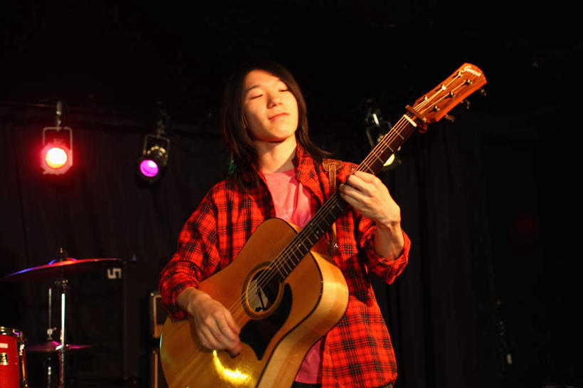 东方人,一个人,舞台,站,横图,室内,白天,正面,照明,亚洲,仅一个男性,仅一个人,握,服装,灯光,钹,鼓,吉他,架子鼓,乐器,弦乐器,弹奏,拿,拿着,注视,休闲装,黄种人,灯,仅一个年轻男性,衣服,灯具,观察,看,站着,休闲,休闲服,握着,服饰,观看,聚光灯,打击乐器,照亮,察看,铙钹,铜钹,照明设备,关注,弹拨弦鸣乐器,爵士鼓,男人,男性,年轻男性,亚洲人,表演台,站立,半身,彩图,弹拨弦乐器