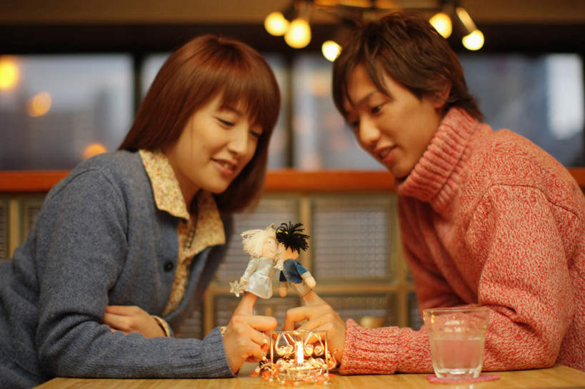 东方人,两个人,坐,笑,微笑,横图,室内,夜晚,侧面,毛衣,爱情,水,餐桌,桌子,杯子,照明,亚洲,阴影,朦胧,模糊,反射,光线,液体,影子,灯光,浪漫,注视,黄种人,饮用水,顶灯,玻璃制品,灯,水杯,灯具,矿泉水,观察,看,温暖,温馨,恩爱,恋人,餐台,观看,照亮,和睦,察看,木偶,照明设备,关注,咖啡店,线衫,咖啡屋,蒸馏水,布袋木偶,木偶戏,掌上木偶,指头木偶,毛线衣,绒线衣,男人,男性,年轻男性,年轻女性,女人,女性,亚洲人,情侣,玻璃杯,坐着,半身,彩图,绒衣,套衫,套头毛衣,线衣,咖啡馆,伴侣,融洽