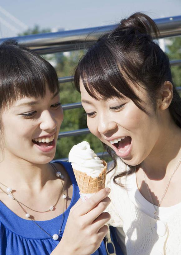 东方人,两个人,伙伴,朋友,站,闭眼,笑,微笑,露齿笑,竖图,室外,白天,正面,友谊,草地,草坪,植物,项链,亚洲,握,服装,朦胧,模糊,冰激凌,清凉,拿,拿着,注视,休闲装,黄种人,装饰品,草,衣服,蓝色,绿色,蓝天,天空,饰品,首饰,冷饮,天,观察,看,站着,张嘴,休闲,舒服,休闲服,冰淇淋,握着,服饰,晴朗,观看,解暑,察看,关注,解渴,雪糕,张大嘴巴,舒爽,万里无云,冰糕,消暑,友情,年轻女性,女人,女性,亚洲人,晴空,晴空万里,张开嘴,闭眼睛,闭着眼,闭着眼睛,站立,半身,彩图