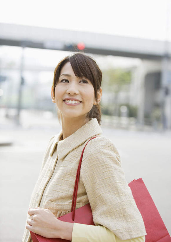 东方人,一个人,站,笑,微笑,露齿笑,竖图,室外,白天,侧面,安全,大桥,道路,立交桥,路,桥梁,公路,亚洲,仅一个年轻女性,仅一个女性,仅一个人,握,服装,朦胧,模糊,包,皮包,高架,红绿灯,斜拉桥,桥,信号灯,交通,扭头,注视,休闲装,黄种人,衣服,观察,看,站着,转头,休闲,休闲服,警示,握着,服饰,观看,单肩包,察看,关注,提示,流通,交通信号灯,行人信号灯,年轻女性,女人,女性,亚洲人,马路,站立,半身,彩图