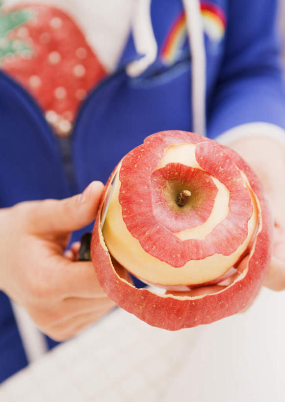 东方人,手,一个人,竖图,俯视,室内,特写,白天,苹果,水果,金属制品,亚洲,双手,仅一个年轻女性,仅一个女性,仅一个人,握,服装,朦胧,模糊,新鲜,金属,工具,生食,食品,果实,果皮,刀具,拿,拿着,休闲装,黄种人,食物,一个,衣服,红色,蓝色,刀,休闲,手部,休闲服,握着,服饰,有机食品,绿色食品,单个,水果刀,年轻女性,女人,女性,亚洲人,苹果皮,半身,彩图,高角度拍摄