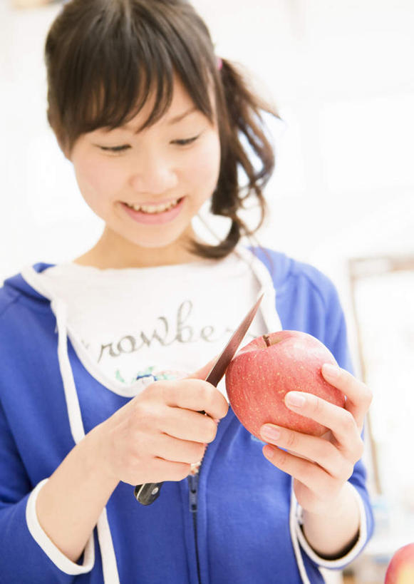 东方人,一个人,站,笑,微笑,露齿笑,竖图,室内,白天,白色背景,正面,苹果,水果,金属制品,亚洲,仅一个年轻女性,仅一个女性,仅一个人,一把,握,服装,新鲜,金属,工具,生食,食品,果实,果皮,刀具,拿,拿着,注视,休闲装,黄种人,食物,一个,衣服,红色,蓝色,刀,观察,看,站着,休闲,休闲服,握着,摄影,服饰,有机食品,绿色食品,影棚,单个,水果刀,观看,察看,关注,年轻女性,女人,女性,亚洲人,苹果皮,站立,半身,彩图,影棚拍摄,拍摄