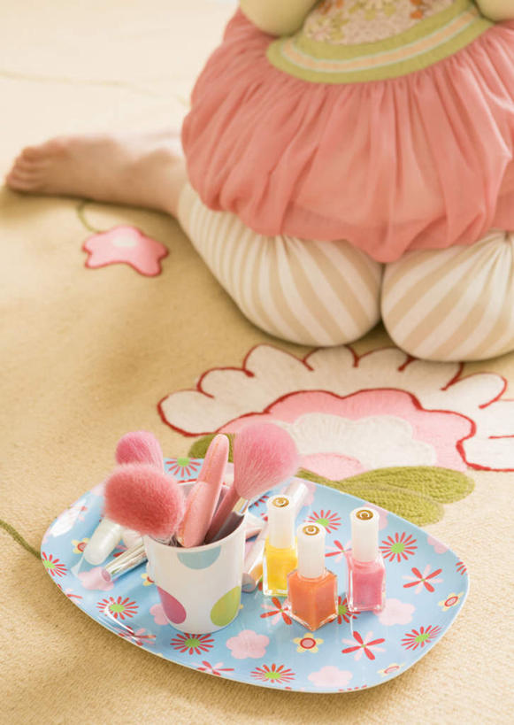 东方人,一个人,跪,竖图,俯视,室内,白天,裙子,地毯,餐具,亚洲,仅一个年轻女性,仅一个女性,仅一个人,装饰,编织,碟子,盘,手工艺品,织物,指甲油,黄种人,光脚,盘子,工艺品,碟,赤脚,短裙,半身裙,华丽,修饰,点缀,衬托,美观,雅致,雅观,年轻女性,女人,女性,亚洲人,跪着,半身,彩图,高角度拍摄