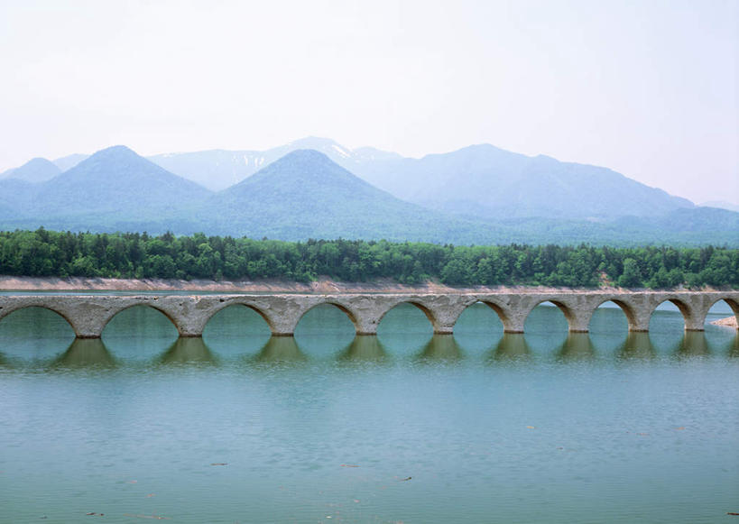 无人,横图,室外,白天,正面,旅游,度假,湖,湖泊,石头,美景,森林,山,山脉,树林,水,植物,北海道,日本,亚洲,阴影,波纹,光线,石子,影子,湖面,景观,山峰,水流,水面,桥,涟漪,山峦,娱乐,石桥,拱桥,栈桥,树,树木,蓝色,绿色,倒影,蓝天,水纹,天空,阳光,自然,波浪,湖水,群山,天,享受,休闲,景色,放松,拱形,生长,晴朗,成长,人行桥,石拱桥,倒映,自然风光,东亚,万里无云,日本国,水晕,北海道地方,北海道岛,上士幌町,反照,石块,晴空,晴空万里,彩图,河东郡,带广,带广市,十胜支厅