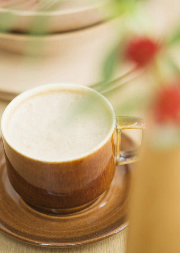 咖啡,无人,竖图,俯视,室内,特写,白天,幸福,餐桌,桌子,杯子,餐具,朦胧,模糊,盛开,瓷器,碟子,盘,卡布奇诺,咖啡杯,陶瓷制品,一杯,花蕾,娱乐,花,花瓣,花朵,鲜花,饮料,红色,盘子,碟,花苞,花蕊,享受,休闲,温馨,放松,乐趣,餐台,提神,舒适,瓷杯,醒脑,软饮料,卡布奇诺咖啡,卡布基诺,彩图,高角度拍摄,卡布基诺咖啡