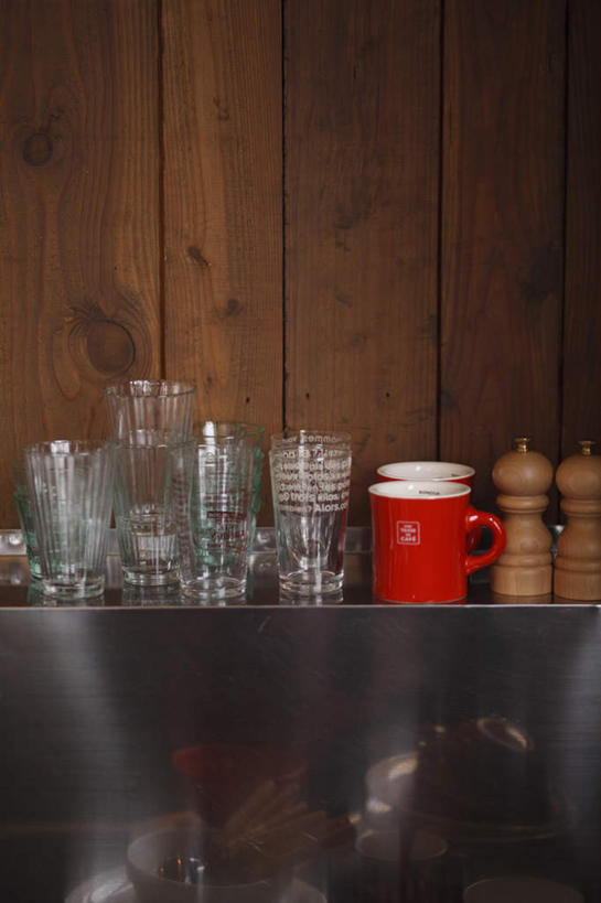 无人,竖图,室内,白天,正面,桌子,静物,杯子,厨具,阴影,反射,工具,影子,陶瓷,墙,陶瓷制品,墙壁,墙面,玻璃制品,马克杯,水杯,胡椒磨,研磨器,胡椒研磨器,玻璃杯,彩图