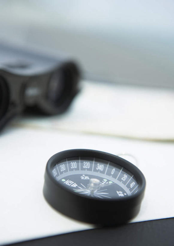 无人,竖图,室内,特写,白天,正面,仪器,科技,桌子,静物,阴影,朦胧,模糊,反射,科学,影子,方向,历史,一个,指南针,指示,地理,单个,罗盘,科学技术,指向,指北针,司南,发明,罗盘针,基准,彩图,地质