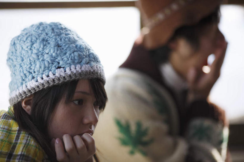 东方人,两个人,坐,横图,室内,白天,侧面,毛衣,爱情,窗户,帽子,亚洲,两顶,撑,阴影,服装,朦胧,模糊,反射,影子,浪漫,托腮,注视,休闲装,黄种人,玻璃窗,衣服,观察,看,托,休闲,温暖,温馨,休闲服,恩爱,遮,遮掩,恋人,服饰,观看,和睦,察看,哈欠,掩盖,遮挡,关注,托下巴,线衫,遮盖,棉帽,掩饰,单手托腮,毛线衣,绒线衣,男人,男性,年轻男性,年轻女性,女人,女性,亚洲人,情侣,坐着,半身,彩图,绒衣,套衫,套头毛衣,线衣,伴侣,融洽