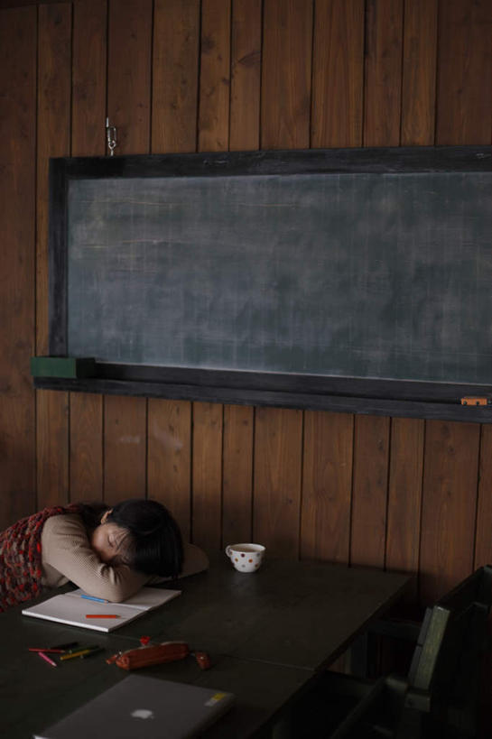 东方人,一个人,闭眼,睡,竖图,室内,白天,侧面,电脑,笔记本电脑,桌子,杯子,亚洲,仅一个年轻女性,仅一个女性,仅一个人,阴影,服装,反射,网络,木制,瓷器,影子,墙,咖啡杯,陶瓷制品,休闲装,黄种人,通讯设备,墙壁,墙面,衣服,木制品,黑板,趴着,休闲,休闲服,教学,服饰,一台,无线,瓷杯,通信设备,无线网络,无线上网,便携式电脑,耐磨,教学黑板,手提电脑,年轻女性,女人,女性,亚洲人,闭眼睛,闭着眼,闭着眼睛,困,困觉,趴,寝息,睡觉,半身,彩图