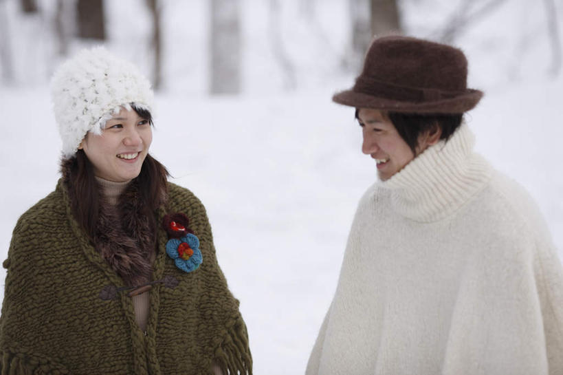 东方人,两个人,站,笑,微笑,露齿笑,横图,室外,白天,正面,爱情,雪,大雪,帽子,亚洲,服装,朦胧,模糊,积雪,雪景,冬季,冬天,树桩,浪漫,注视,黄种人,树,树干,衣服,遮阳帽,观察,看,站着,温暖,温馨,木桩,恩爱,寒冷,恋人,服饰,观看,和睦,察看,衣着,穿着,关注,斗篷,棉帽,严寒,衣饰,大氅,男人,男性,年轻男性,年轻女性,女人,女性,亚洲人,情侣,站立,半身,彩图,伴侣,融洽