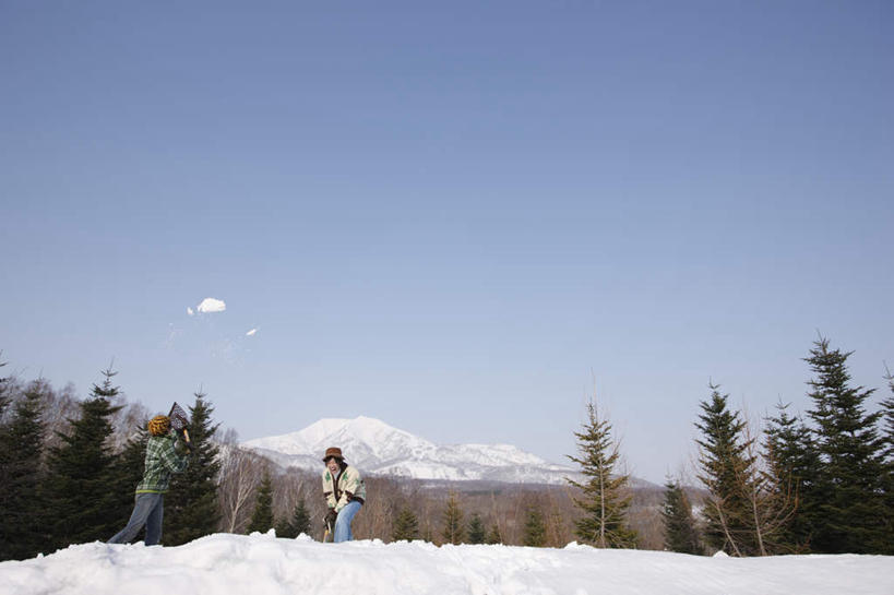 东方人,两个人,伙伴,朋友,站,横图,室外,白天,仰视,友谊,美景,树林,雪,植物,大雪,帽子,亚洲,握,阴影,服装,装饰,光线,影子,积雪,景观,雪景,云,云朵,冬季,冬天,云彩,注视,休闲装,黄种人,树,树木,衣服,蓝色,绿色,白云,蓝天,天空,阳光,自然,手套,天,低头,观察,看,站着,休闲,温暖,休闲服,景色,寒冷,握着,服饰,生长,晴朗,成长,观看,保暖,华丽,点缀,察看,御寒,关注,自然风光,衬托,美观,雅致,雅观,棉帽,严寒,除雪板,除雪铲,清雪板,清雪铲,扫雪板,扫雪铲,推雪板,推雪铲,友情,男人,男性,年轻男性,亚洲人,晴空,站立,彩图,低角度拍摄,全身
