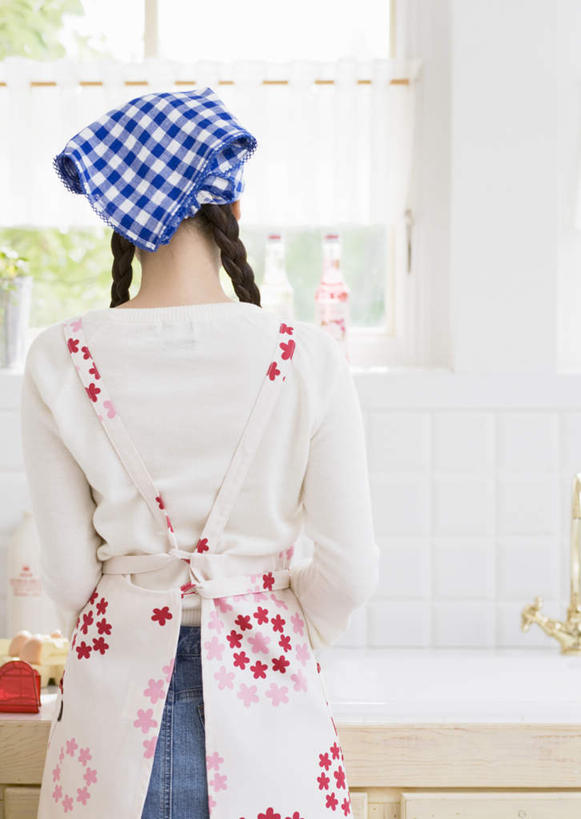 东方人,一个人,站,竖图,室内,白天,厨房,窗户,桌面,桌子,亚洲,仅一个年轻女性,仅一个女性,仅一个人,服装,头巾,墙,休闲装,黄种人,玻璃窗,墙壁,墙面,背面,衣服,白色,站着,休闲,休闲服,服饰,年轻女性,女人,女性,亚洲人,站立,半身,彩图,灶间,厨房料理台,料理台