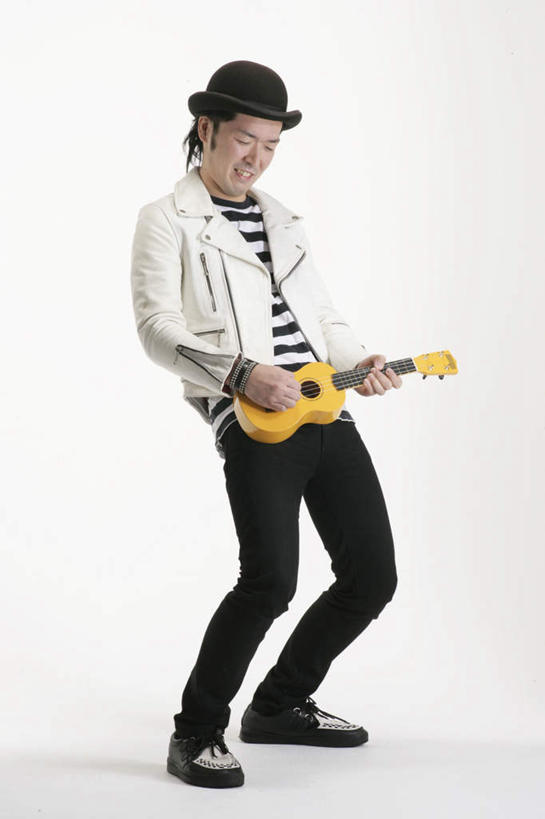 东方人,一个人,站,笑,微笑,露齿笑,竖图,室内,白天,白色背景,正面,帽子,亚洲,仅一个男性,仅一个人,仅一个中年男性,握,服装,吉他,乐器,弦乐器,弹奏,拿,拿着,注视,休闲装,礼帽,黄种人,衣服,观察,看,站着,休闲,休闲服,握着,摄影,服饰,影棚,观看,察看,关注,弹拨弦鸣乐器,尤克里里琴,夏威夷四弦琴,男人,男性,中年男性,亚洲人,站立,彩图,全身,影棚拍摄,拍摄,弹拨弦乐器